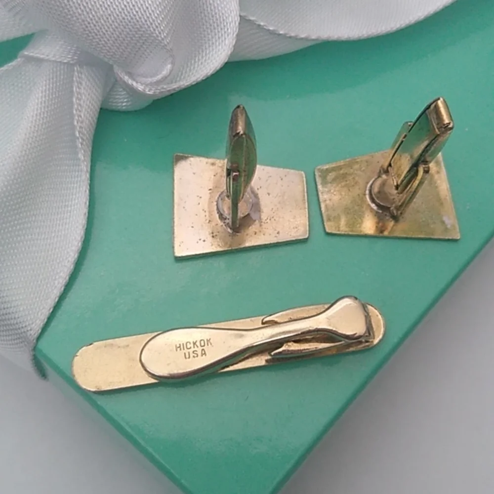 Vintage Goldtone Etched Hickok USA Tie Bar and Trapezoid Shaped Cufflink…